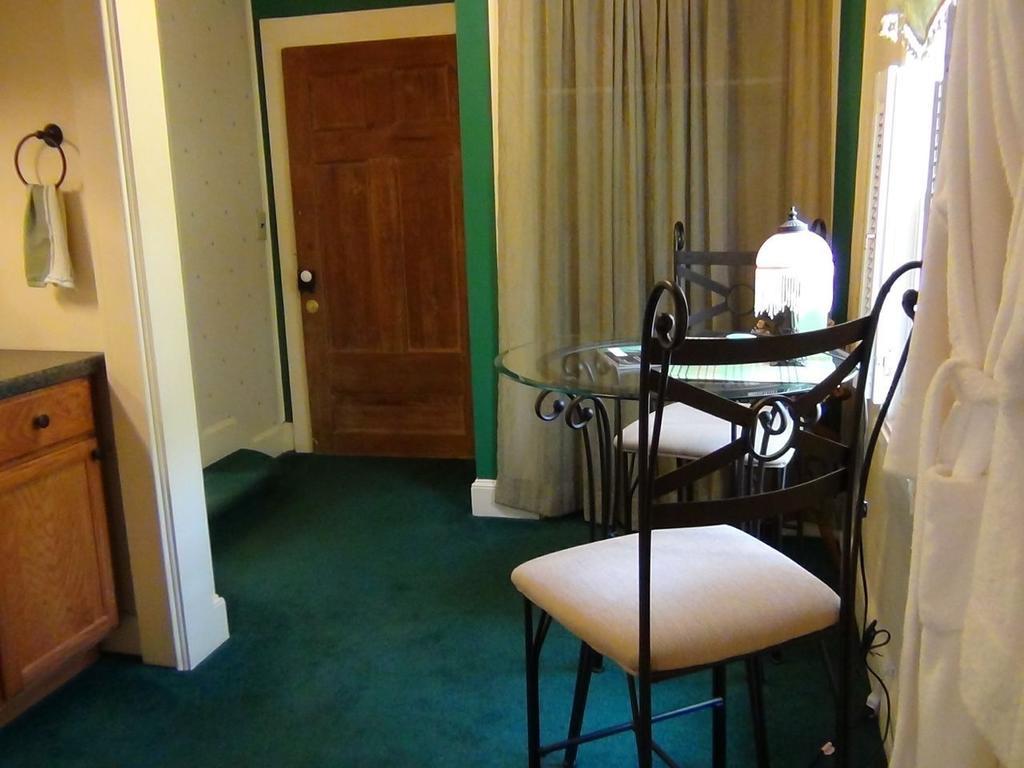 Buffalo Tavern Bed And Breakfast West Jefferson Zimmer foto